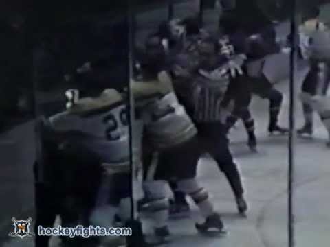 Derek Sanderson vs Arnie Brown