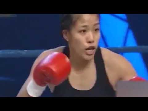 谁说女子不如男！两个女孩子在擂台上打起来也是毫不惜力，太精彩