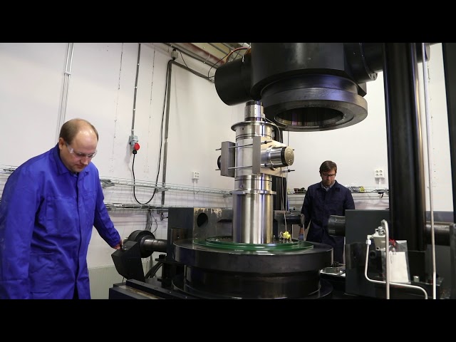 Laboratory Manager Jørn Stenebråten (right) and researcher Lars Erik Walle at SINTEF Industry demonstration the Polyax Rocker. Photo: Thor Nielsen