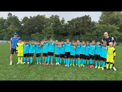 Víťazný pokrik hráčov kategórie U12 po výhre 27:4 v Lučenci