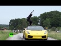 Чехарда на дороге: шведский экстремал прыгает через летящие навстречу машины ...