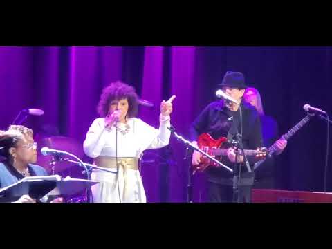 Teeny Tucker "You ain't nothing but a hound dog"