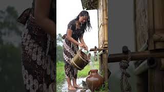 Download lagu Cewek Desa Ini Angkat Air di Tengah Hujan, Tapi Videonya Bikin Damai Banget #ai  #pondokbambu#hujan mp3