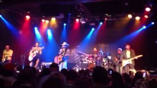 Kenny Chesney When I See This Bar