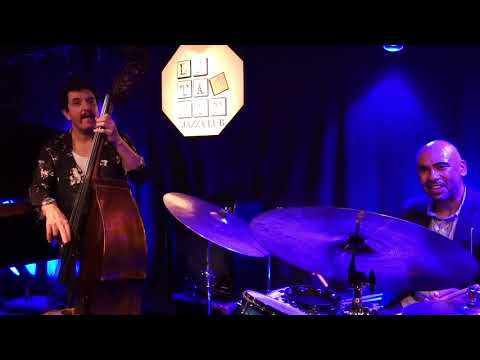 Yes! Trio: Ali Jackson/Aaron Goldberg/Omer Avital "Santa Claus is comin' to..."@ Le Taquin Toulouse
