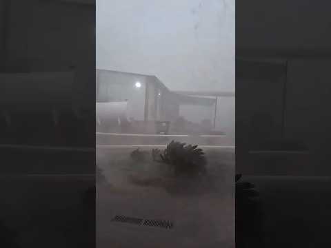 ATENÇÃO⛈️💨!!!Uma fortíssima #tempestade com vendaval intenso, causa estragos na cidade de #andradina