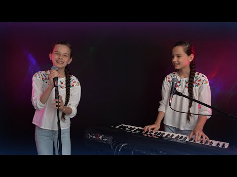 Raisa Vlășan - Stau mosnegii langa joc. Hop hop faceti loc s-o pornit mosul la joc.