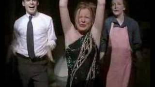 Claire chante "What a little moonlight can do"