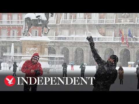 Police break up huge snowball fight in Madrid