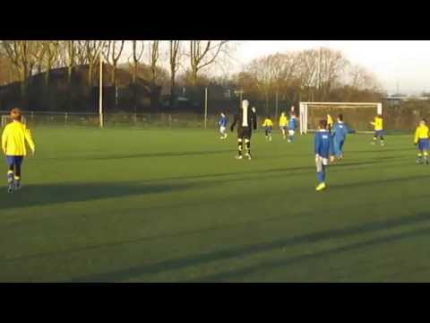 Jaouad schiet op de paal, Houten verdedigt goed.