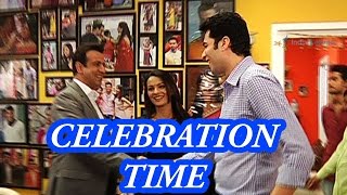 Celebration on the sets of Itna Karo Na Mujhe Pyaar video
