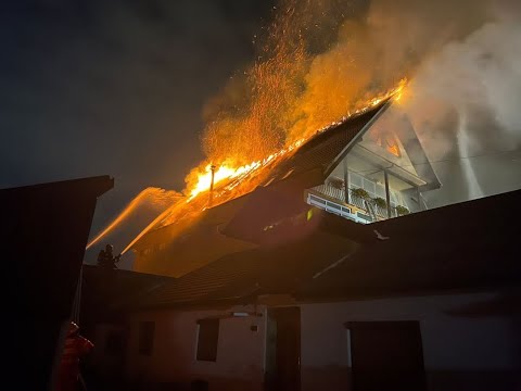 Incendiu puternic la acoperișul unei case | novatv.ro