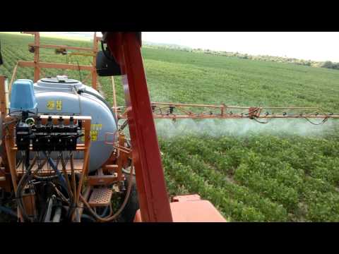 Aplicando veneno no soja