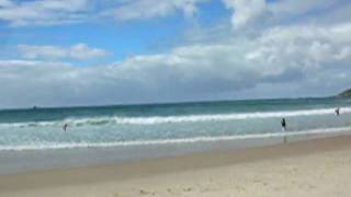 preview picture of video 'Australia - Byron Bay surfers and special sand'