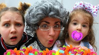 Magic Trick with Candy Beans at Greedy Granny &#39;s House!! Kids Pretend Play