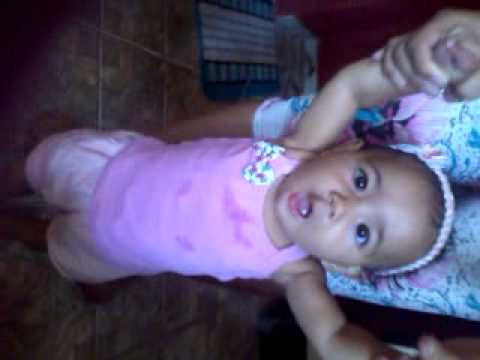 Minha filha dando os primeiros passos