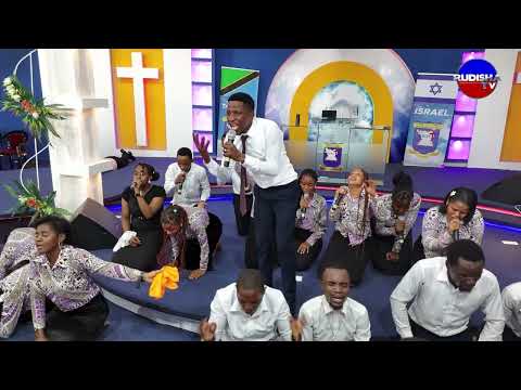 PASTOR JASTIN ASIFIWE AKIIMBA WIMBO HUU WA AJABU WA JOHN LISSU