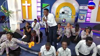 Download lagu PASTOR JASTIN ASIFIWE AKIIMBA WIMBO HUU WA AJABU WA JOHN LISSU mp3