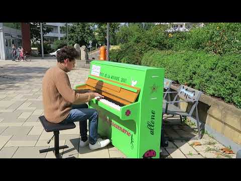 Pianist plays Medley of Pop Songs on Green Piano at Klangpromenade Berlin – Thomas Krüger
