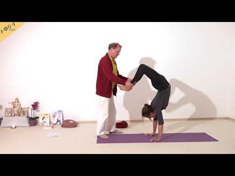 Handstand mit gebeugten Knien - Yoga Asana Lexikon