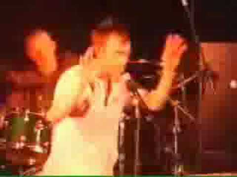 Blur - angry singer for his bracelet - Damon Albarn