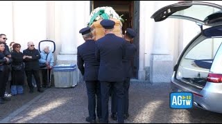 Il funerale di Luciana Ronchi: l’arrivo del feretro della donna uccisa con 14 coltellate