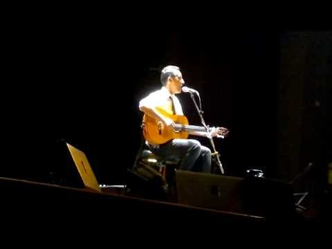 Jorge Drexler en Panamá cantando Pedro Navaja (de Rubén Blades)