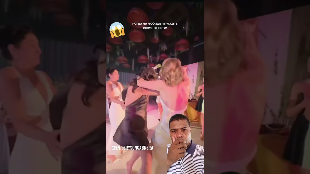 Woman fights for bouquets of flowers 😱