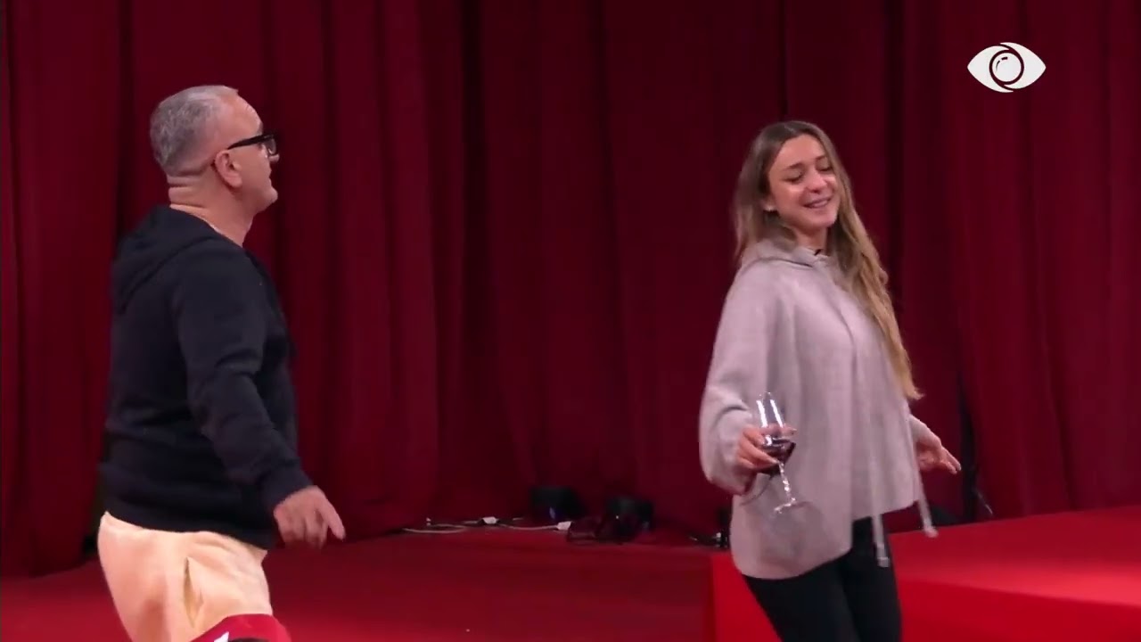 Pse më qortoni, zotëria juaj…/ Vijon muzika në shtëpi, banorët këndojnë njëzëri