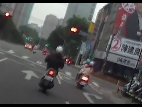 [Vídeo de danos no carro] É um sinal vermelho? Foi completamente derrotado (2022.11.21 Kaohsiung City, distrito de Sanmin, Ethnic 1st Road e Jianguo 2nd Road Exit)