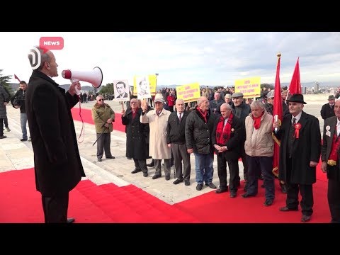Komunistët, homazhe Enverit. Simbolet komuniste dhe fotografia shfaqen në varreza | IN TV Albania