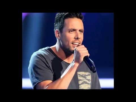 Dennis Kroon zingt bij zijn Blind Audition het nummer “Hello” van Lionel Richie