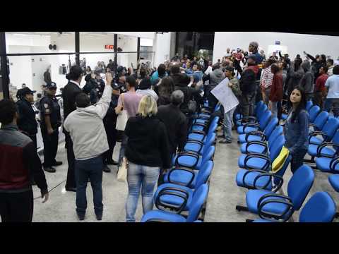 MANIFESTANTES NA CÂMARA DE SUZANO BATEM BOCA COM GCM