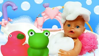 Baby Born spielt in der Badewanne. Puppenvideo für Kinder