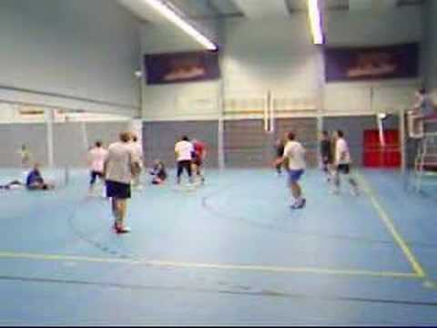 Heren10 volleyballen in de Brug