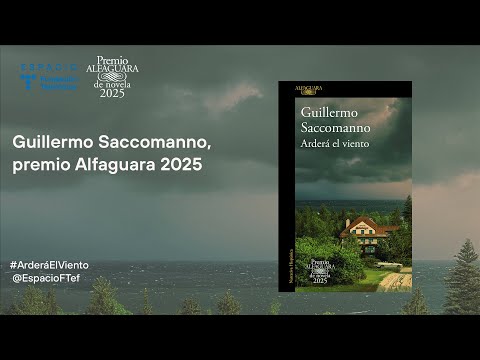 Palabras iniciales desde atril y entrega de galardón premio Alfaguara por parte de Pilar Reyes, editora, a Guillermo Saccomanno, ganador del premio.
