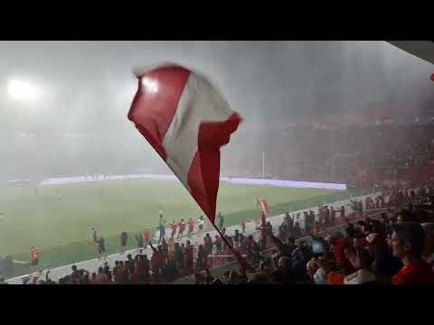 "La HINCHADA vs. BOCA: fiesta bajo la lluvia" Barra: La Barra del Rojo • Club: Independiente