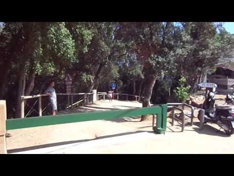 Santa Cristina Beach: Parking lot and way to the beach.