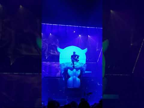 Machine Gun Kelly- Glass House (live in Philadelphia 2019)