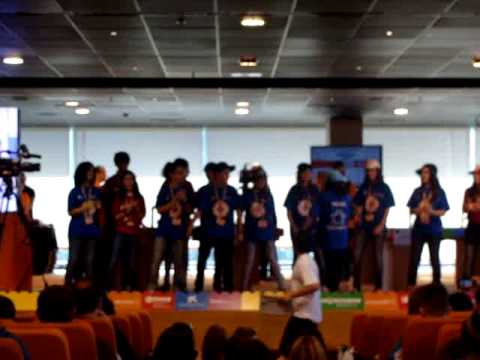 Los equipos del Colegio VIzcaya rapeando en la FLLeuskadi