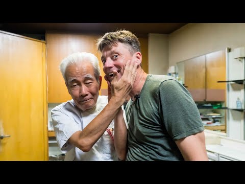 💈 Traditional Japanese Wet Shave by Cool 79 Year Old Kyoto Barber | 下前理容室 Shimomae Barber Shop