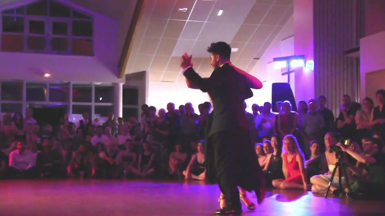 Roxana Suarez et Sebastian Achabal dansent sur Ella es Asi interprété par El Cachivache