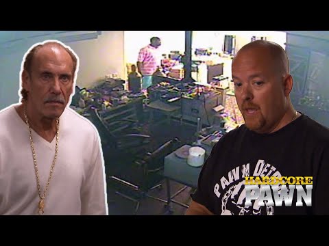 Les Gold Catches Employee Stealing! | Hardcore Pawn