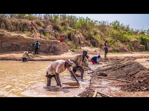 The Story Behind the Blood Diamonds ᴴᴰ - Diamond Empire