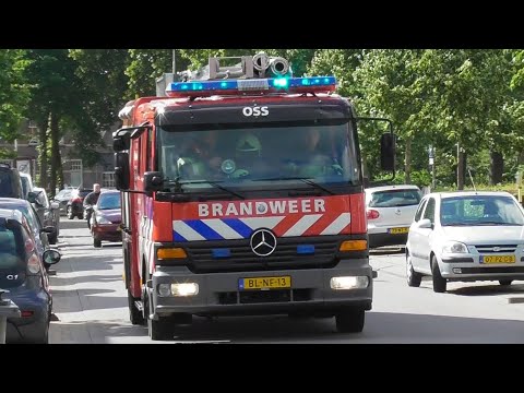 Brandweer Oss TS 21-3132 en HW 21-3151 met spoed naar een Uitslaande Schuurbrand in Oss