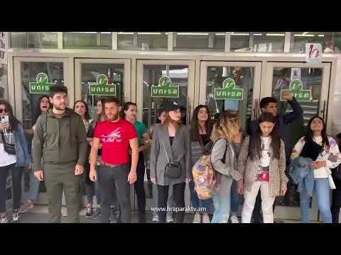 Երիտասարդները փակել են մետրոյի Երիտասարդական կայարանի մուտքը