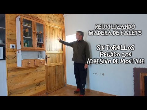 Pared y puerta decoradas con madera de palets. SIN Clavos.