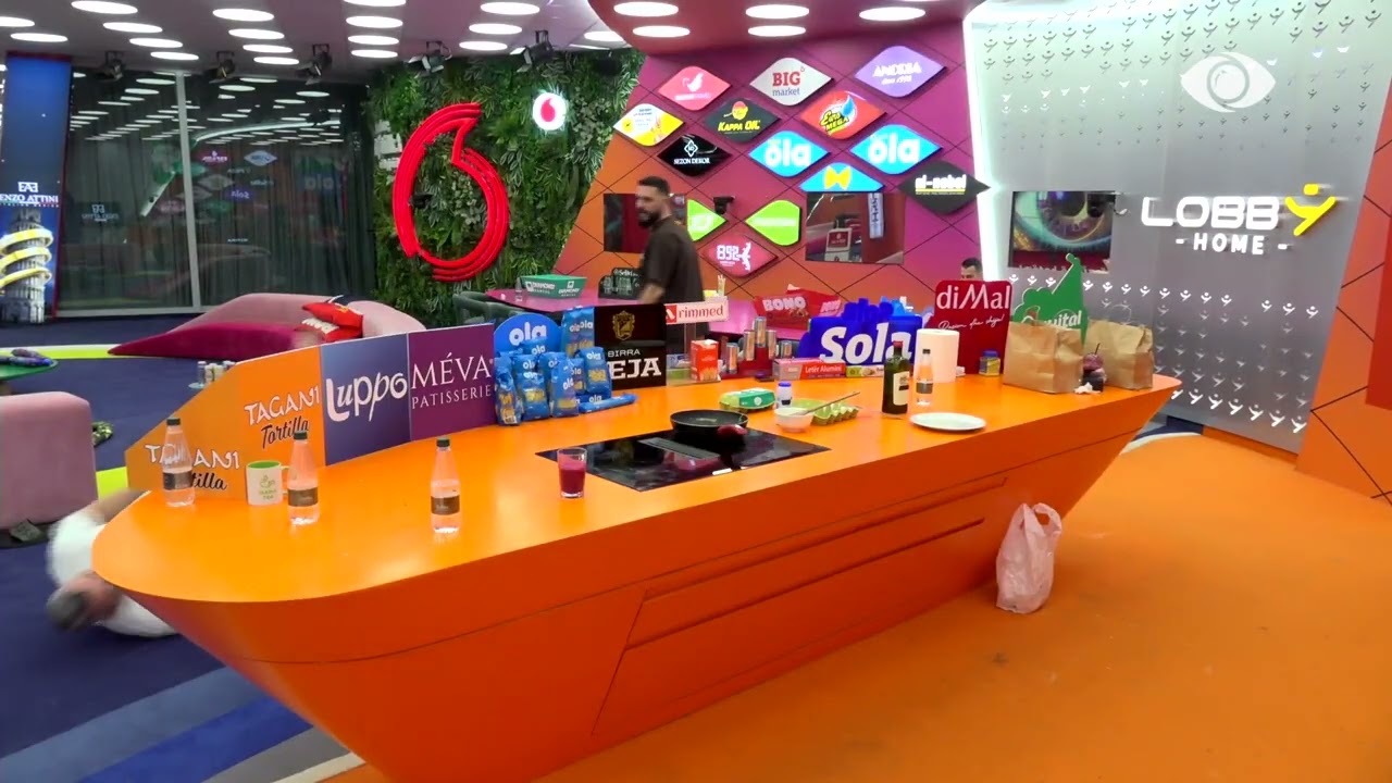 Hapu derë se do dalë Miri/ Selin i drejtohet Mirit tek dera e kuqe