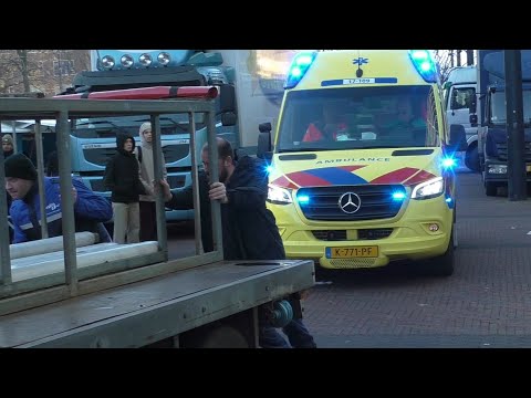 Ambulance staat vast in het Centrum van Rotterdam, Handhaving schiet Ambulance met spoed te hulp