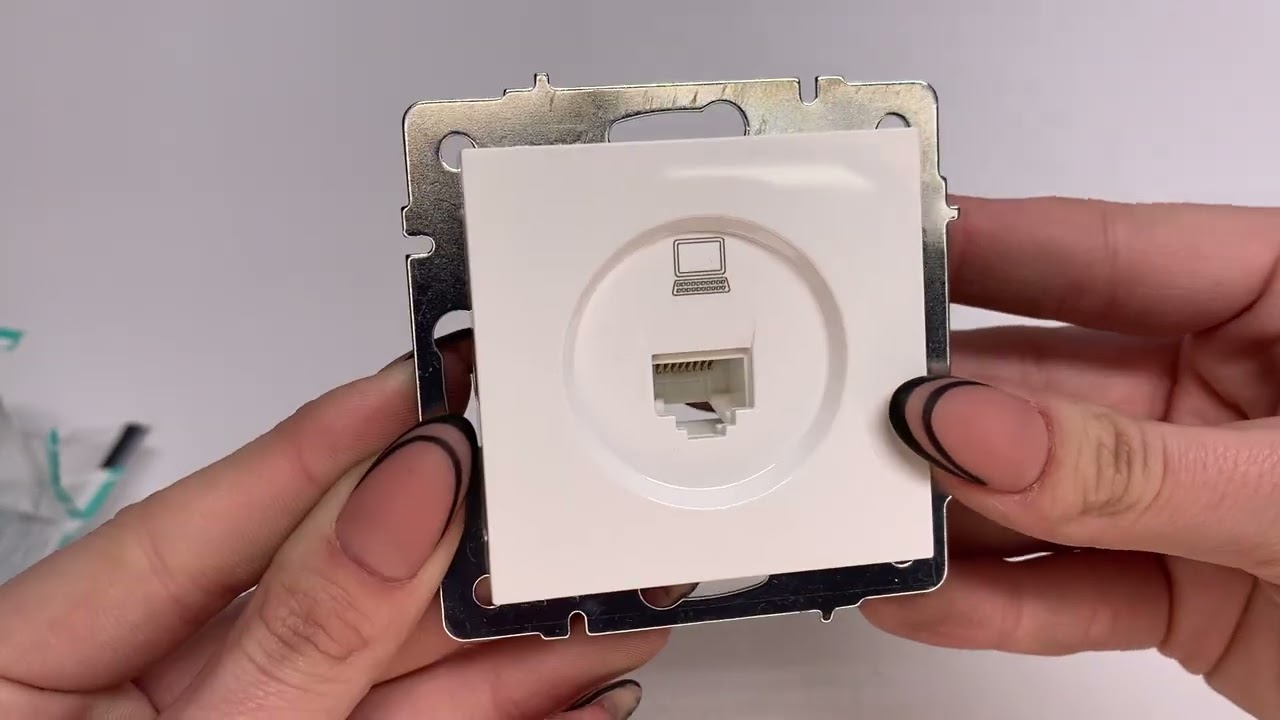 Розетка компьютерная LEZARD Vesna белая 742-0288-139